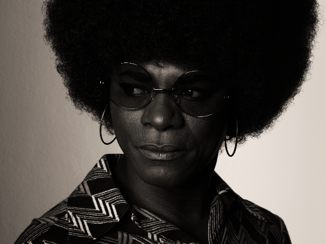 schwarz-weiß Foto einer Schwarzen Frau mit Sonnenbrille